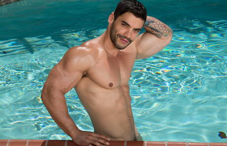 I famosi americani, il bel twink Zak Bishop e il muscoloso Arad Winwin si scopano il culo dopo aver fatto un pompino in piscina