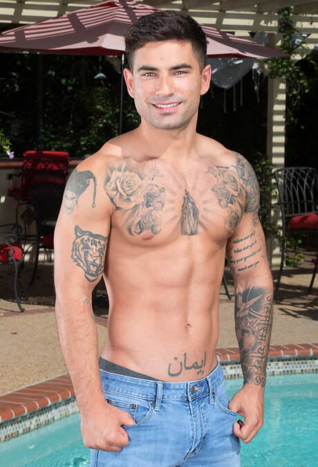 O musculoso russo Vadim Black e o gostoso americano Bar Addison se chupando e transando na piscina