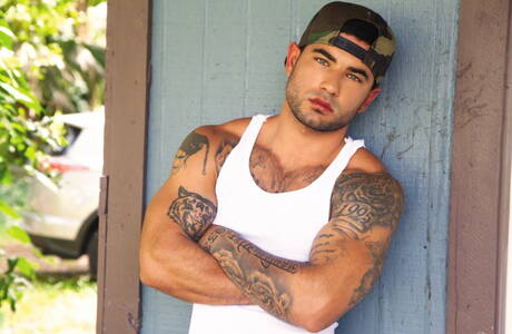 Le super étalon latin Michael Delray et le musclé russe Vadim Black baisent après avoir sucé une bite à la piscine