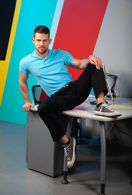 Los simpáticos estadounidenses Tristan Jaxx y el semental peludo Kurtis Wolfe tienen una escena de pareja caliente