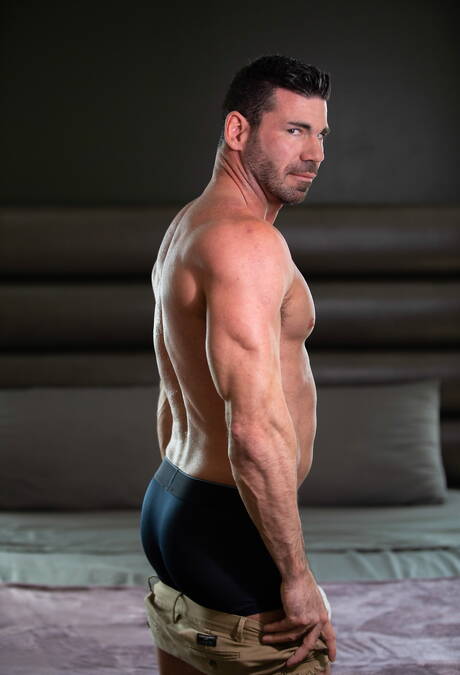 El cachondo americano Billy Santoro y el jovencito Adam Awbride se follan el culo después de una mamada