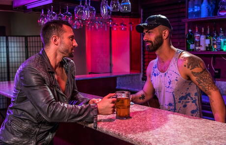 Die netten amerikanischen Hengst Colby Tucker und der Otter Adam Ramzi lutschen und ficken sich gegenseitig