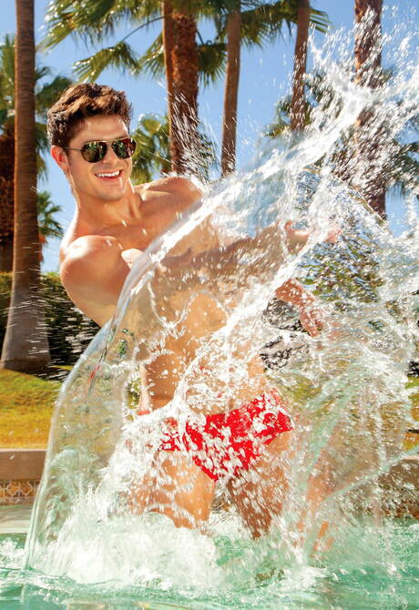 Der amerikanische, attraktive Devin Franco und der russische, muskulöse Vadim Black haben guten Analsex am Pool