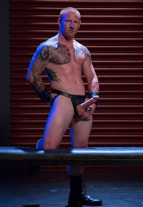 Die muskulösen Ebenholz-Typen Micah Brandt und Jordan ficken interracial in den Arsch, nachdem sie einen Schwanz gelutscht haben