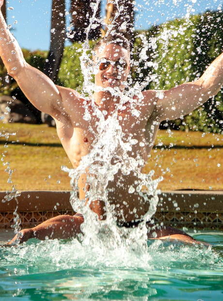 加拿大大力士Skyy Knox和美國肌肉男Steven Lee在泳池裡激情