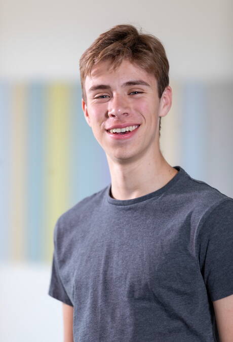 Los cachondos americanos Dallas Steele y Adam Awbride se follan el culo después de chupar la polla.