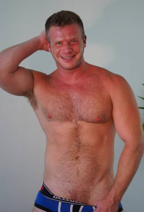 Los famosos estadounidenses, el tipo duro Nic Sahara y el supersemental Brian Bonds tienen sexo caliente