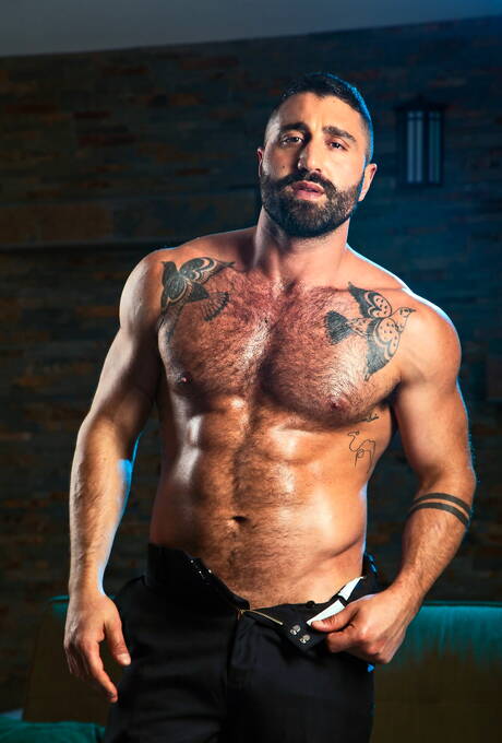 Łacińska dojrzała niedźwiedź Sharok i Liam Knox w gorącym seksie analnym na świeżym powietrzu