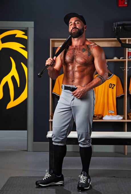 Los calientes Ricky Larkin, Sharok y Wade Wolfgar en un trío de sexo anal