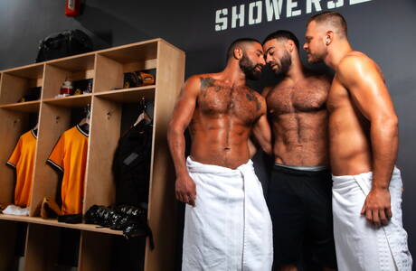 Los calientes Ricky Larkin, Sharok y Wade Wolfgar en un trío de sexo anal