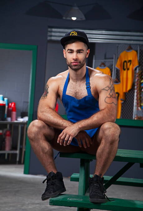 Raging Stallion: American bear Ricky Larkin and brazilian stud Lucas Leon in hot ass fuck action