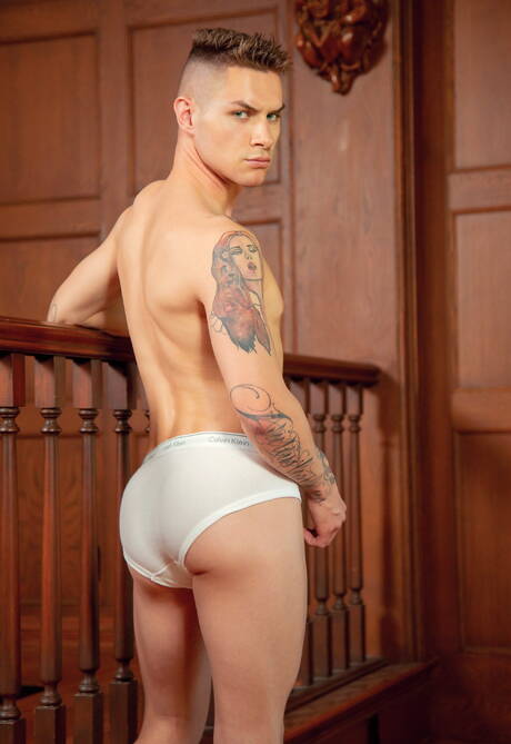 Hete Amerikaanse jongens, de gespierde Nic Sahara en de jonge jongen Zak Bishop zuigen en neuken elkaar buiten