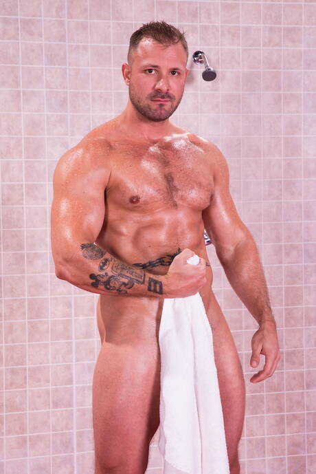 Zwei amerikanische Jungs, der Muskelprotz Austin Wolf und der Superhengst Scott Riley, bohren sich in der Dusche beim Fisting einen Arsch