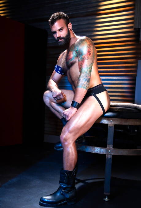 Die sexy Typen Logan Stevens, Brian Bonds und Drake Masters haben Analsex zu dritt