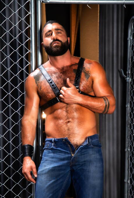 Brazilian strongman Lucas Leon and latin hot bear Sharok have a good sex