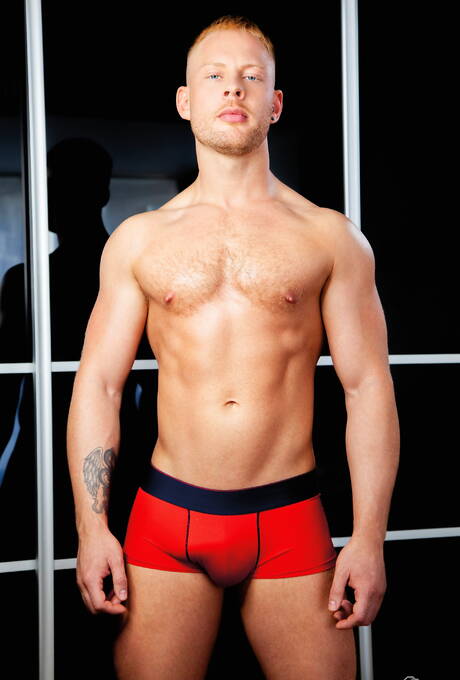 Engelse stoere kerel Josh Moore en Andro Maas neuken elkaar na een pijpbeurt in de badkamer