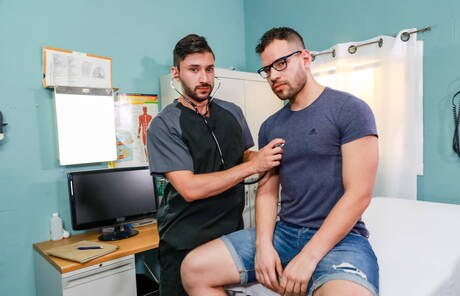 Heiße amerikanische Jungs, der harte Kerl Scott Demarco und der Otter Angel Ventura ficken nach dem Schwanzlutschen