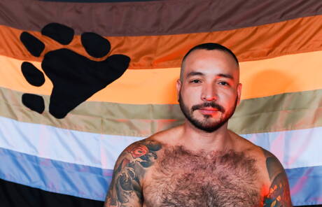 Der haarige venezolanische Bär Julian Torres und der amerikanische Hengst Jack Dyer ficken nach dem Saugen in den Arsch