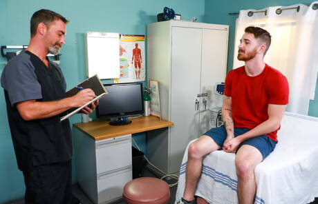 Dwóch amerykańskich facetów, owłosiony ogier Joe Parker i gorący młodzieniec Nick Milani uprawiają seks po ssaniu kutasa i pięściowaniu