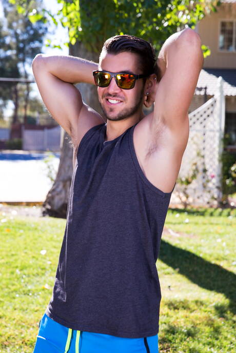 Der Latino-Schönling Jimmy Durano und der amerikanische Muskelprotz Dante Colle haben draußen guten Sex