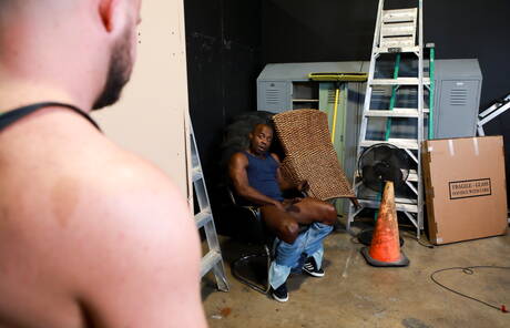 Amerykańskie gwiazdy, owłosiony ogier Sean Harding i superogier Aaron Trainer uprawiają międzyrasowy seks analny