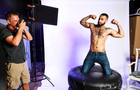 Amerikaanse otter Joe Parker en Puerto Ricaanse spierbundel Rikk York in harde anale seks