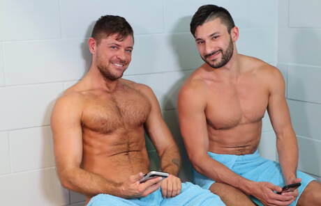 Os garotos sensuais Cesar Rossi, Scott Demarco e Jack Andy em uma foda a três no chuveiro