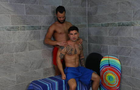 拉丁裔超級帥哥 Javier Cruz 和俄羅斯帥哥 Vadim Black 在淋浴間互相幹砲