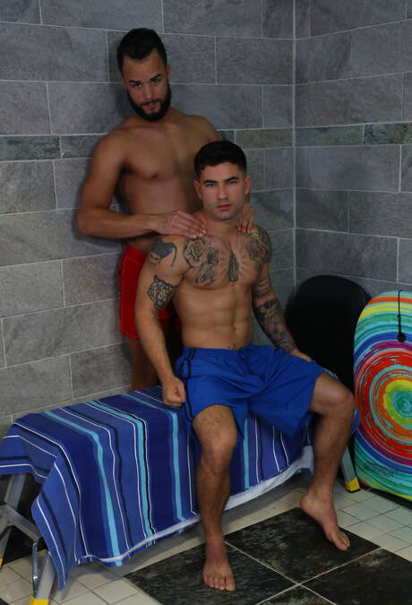 拉丁裔超級帥哥 Javier Cruz 和俄羅斯帥哥 Vadim Black 在淋浴間互相幹砲