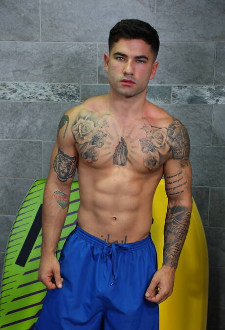 拉丁裔超級帥哥 Javier Cruz 和俄羅斯帥哥 Vadim Black 在淋浴間互相幹砲