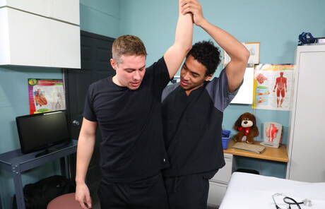 Mili amerykańscy faceci, superogier Aston Springs i ogier Mateo Fernandez w gorącej akcji międzyrasowego ruchania w tyłek