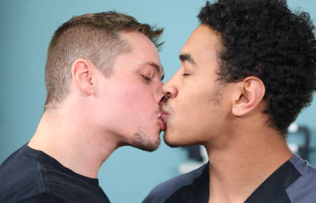 Die netten amerikanischen Superhengste Aston Springs und Mateo Fernandez bei einer heißen interracialen Arschfick-Action