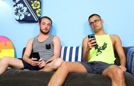 Dos chicos estadounidenses, el twink Derek Reed y el guapo Mike Lobo, tienen sexo en pareja muy caliente.