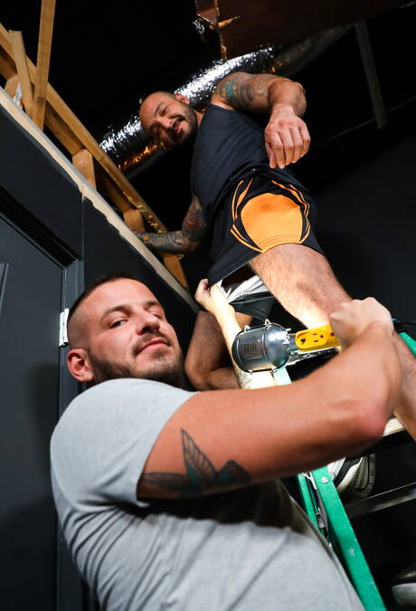 Der amerikanische Otter Sean Harding und der heiße lateinamerikanische Bär Julian Torres ficken nach dem Blowjob in den Arsch