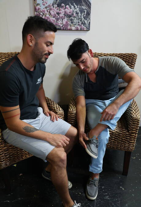 Der attraktive Venezolaner Cesar Rossi und der gut gebaute Amerikaner Rego Bello in einer heißen Homosexuellenszene