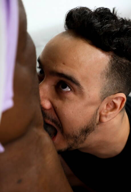 Americanos gostosos, o musculoso Aaron Trainer e o super garanhão Alessio Vega transando depois de um boquete interracial e uma punheta