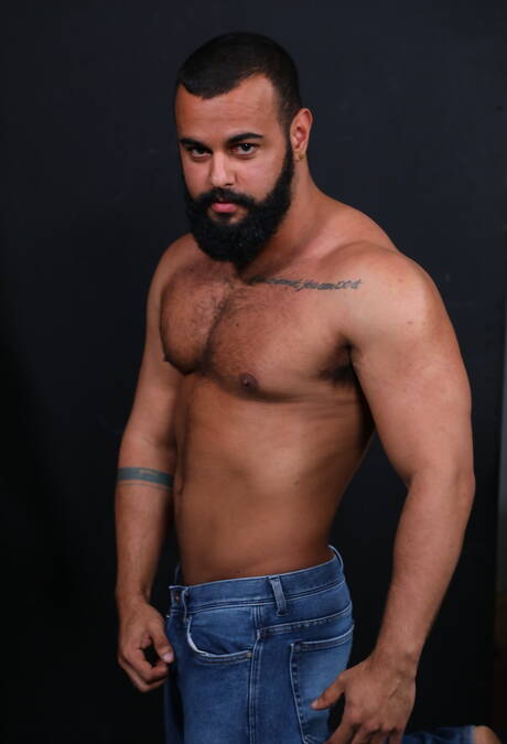 美國毛茸茸的帥哥 Jessie Colter 和拉丁超級帥哥 Tony Orion 在吸吮和拳交後操弄屁股