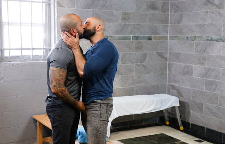 Der amerikanische Gay-Bär Atlas Grant und der venezolanische Gay-Bär Julian Torres ficken nach dem Schwanzlutschen