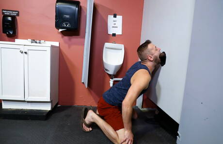 Piękni amerykańscy chłopcy, wydra Chandler Scott i przystojniak Ray Diesel uprawiają międzyrasowy seks w łazience