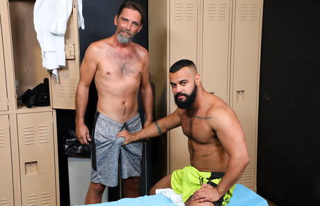 O garanhão peludo americano Joe Parker e o latino Tony Orion fazem um sexo interracial quente