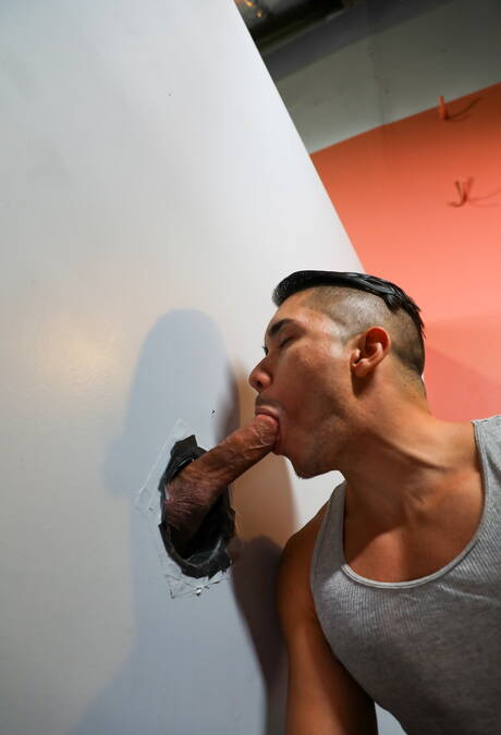 Bons amigos americanos, o garanhão peludo Jessie Colter e o gostosão Adrian Suarez se chupando e transando no banheiro