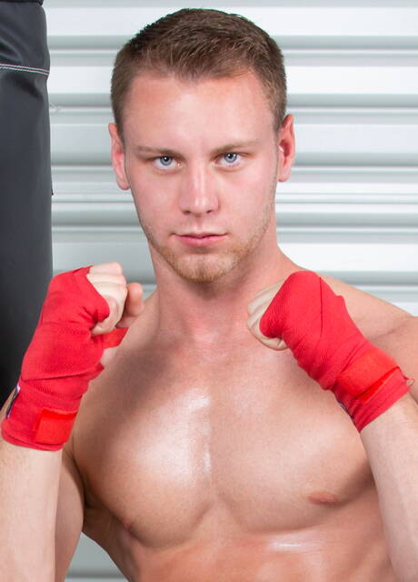 Leuke Amerikaanse vrienden, hunk Brandon Evans en sterke man Justin Matthews neuken na het zuigen van een lul