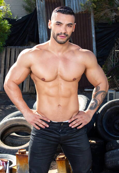 Il super stallone americano Arad Winwin e il robusto Cazden Hunter in una bollente azione omosessuale all