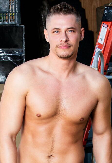 Les mecs américains sexy Pierce Paris et Aston Springs musclés ont une scène de couple torride à l