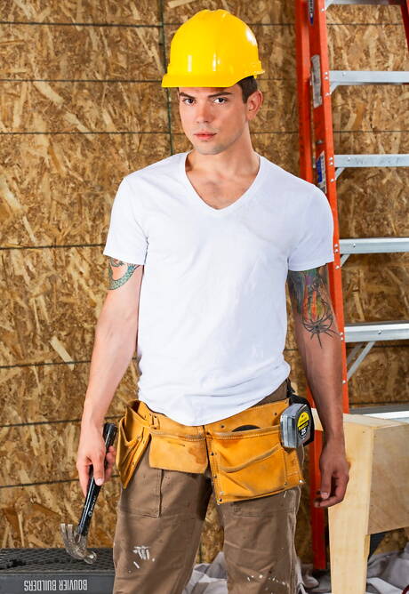 アメリカのポルノスター、筋肉質のアラド・ウィンウィンと筋肉質のダコタ・ペインが熱いアナルセックスを披露