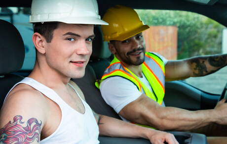 アメリカのポルノスター、筋肉質のアラド・ウィンウィンと筋肉質のダコタ・ペインが熱いアナルセックスを披露