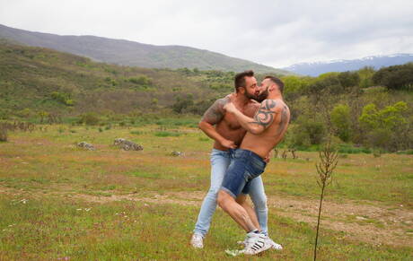 Martin Mazza und der spanische Bulle Antonio Miracle beim harten Analsex im Freien