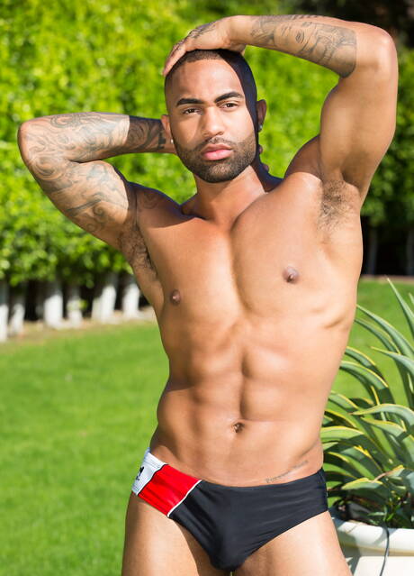 Zwei amerikanische Jungs, der harte Kerl Cade Maddox und der kräftige Remy Cruze, ficken nach dem interracialen Schwanzlutschen am Pool