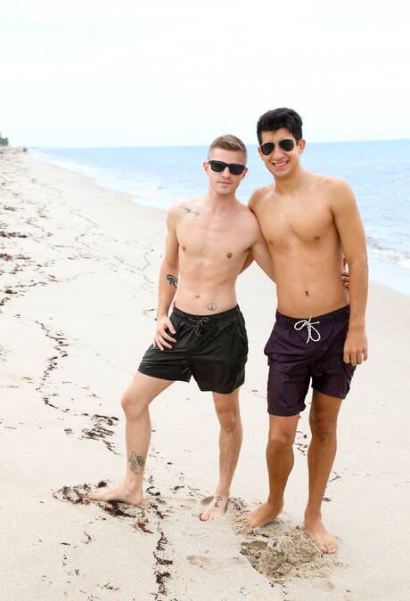 O galã Nate Long e o jovem americano Tom Bentley fazem amor na praia