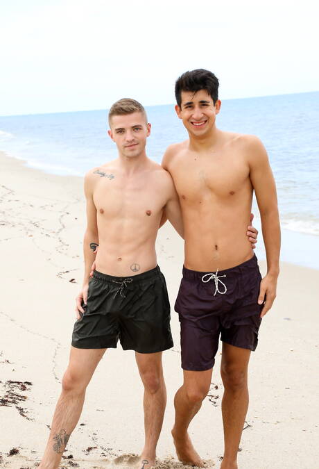 O galã Nate Long e o jovem americano Tom Bentley fazem amor na praia